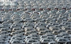 برخی واردکنندگان خودرو با احتکار به افزایش قیمت ها دامن می زنند