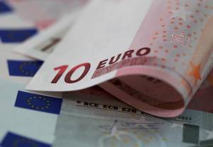 ارزش یورو در برابر دلار به شدت کاهش یافت