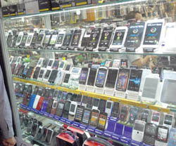 نوسانات نرخ ارز یقه بازار گوشی تلفن همراه را هم گرفت