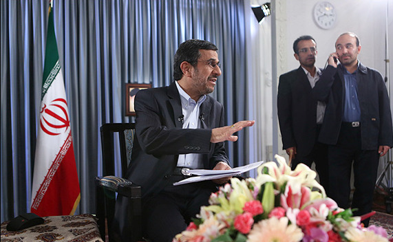 پاسخ احمدی نژاد به یک ســوال انتقادی که از رسـانه ملـی پخش نشــد