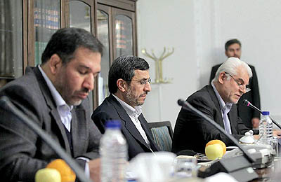 احمدی نژاد: بانک مرکزی اتاق فرمان و کنترل سیاست‌های پولی کشور است