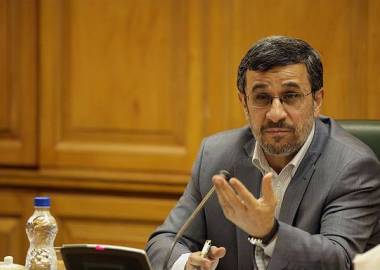 احمدی‌نژاد: حق مردم را از حلقوم سوء‌استفاده کنندگان بیرون می‌آورم