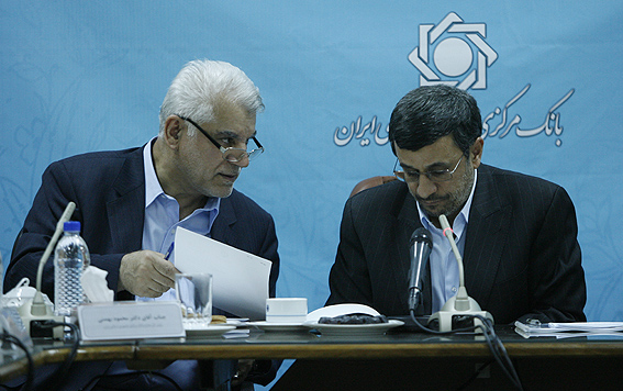 احمدی نژاد عملکرد بانک مرکزی و رشد اقتصادی کشور را مثبت ارزیابی کرد