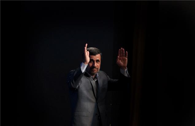 احمدی‌نژاد در آخرین گفت‌وگوی تلویزیونی از مردم حلالیت طلبید
