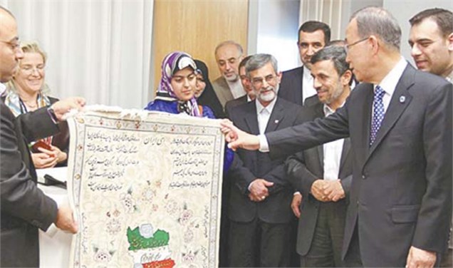 ماجرای قالیچه اهدایی احمدی‌نژاد به «بان‌کی‌مون»