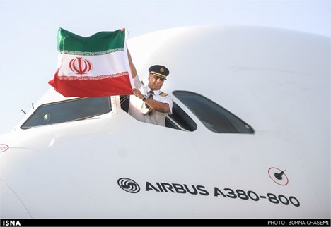 اخراج خلبان هواپیمای امارات به دلیل برافراشتن پرچم ایران!