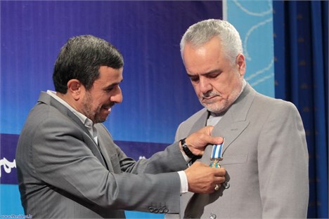 نامه رحیمی به احمدی نژاد: چوب آبروبری‌های شما را می‌خورم/ بازی را در صحنه رفاقت باختم/ مرا نزد رسانه‌ها و افکار عمومی سکه یک پول ساختید