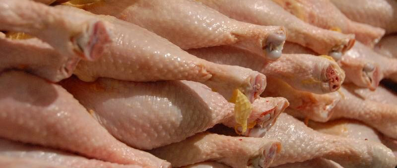 کنترل قیمت مرغ در ماه رمضان با عرضه ذخایر مرغ منجمد