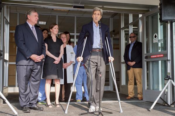 جان کری هنگام ترخیص از بیمارستان با عصا: در مذاکرات با ایران مشارکت خواهم کرد + تصاویر