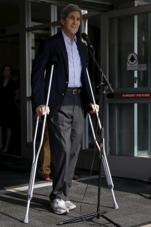 جان کری هنگام ترخیص از بیمارستان با عصا: در مذاکرات با ایران مشارکت خواهم کرد + تصاویر