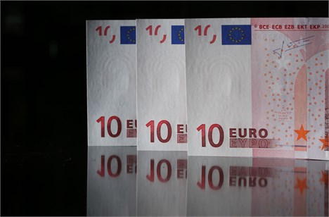 ارزش یورو در برابر دلار، کاهش یافت