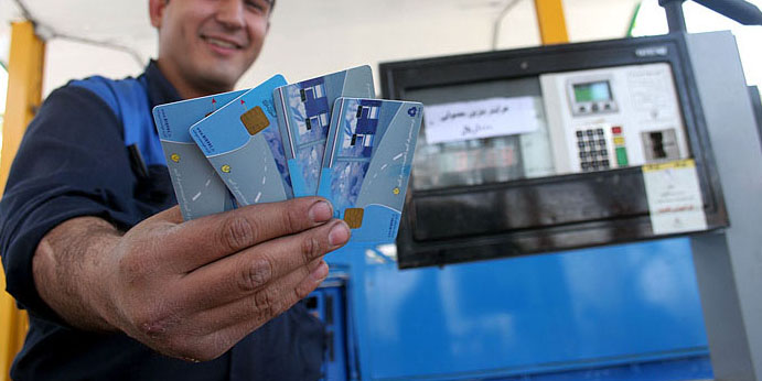 پیشنهاد خرید بنزین با کارت‌های بانکی/ ابقای نسل جدید کارت‌های بنزین