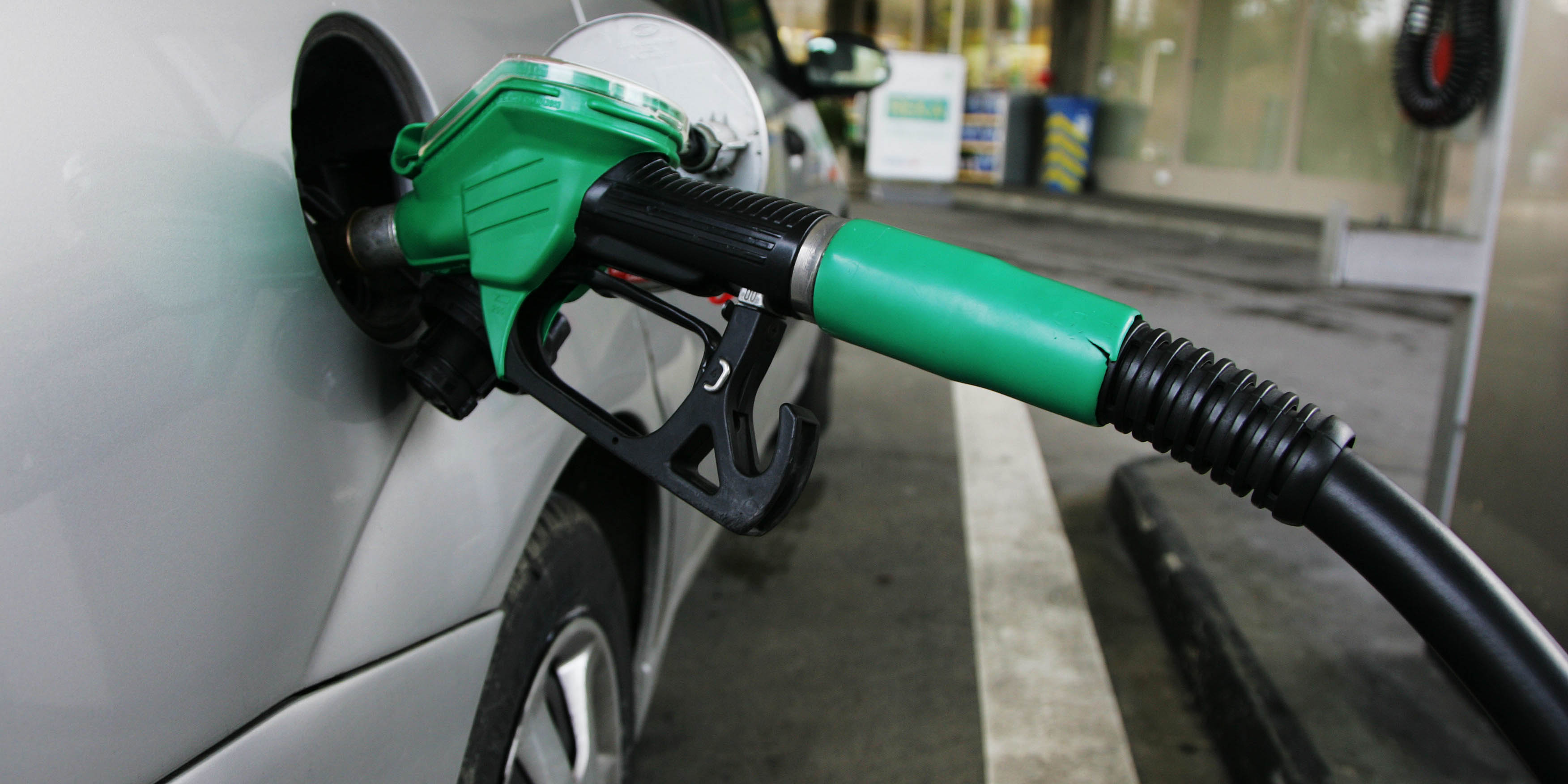 هر قیمت جدیدی که برای بنزین اعلام می‌شود کذب محض است