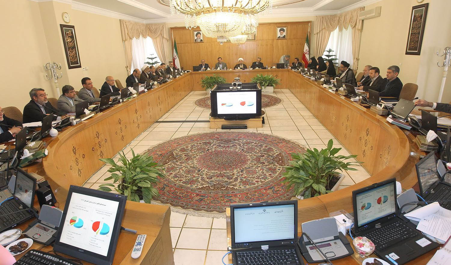 روحانی: عملکرد وزارت امور اقتصادی و دارایی مثبت و قابل قبول است