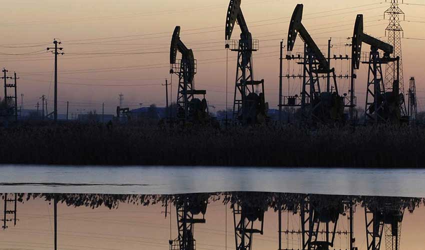 خبر حمله به دو نفتکش قیمت نفت را بیش از 2.5 دلار بالا برد
