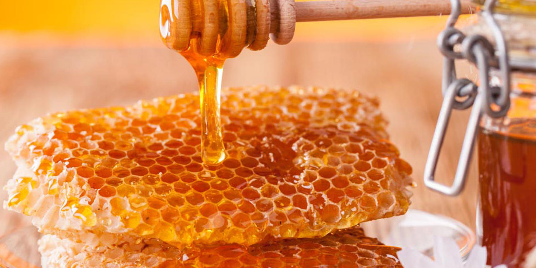 امکان تولید بیش از ۳۰۰ محصول از فرآورده‌های عسل در کشور/  وضعیت نامطلوب صنعت زنبورداری