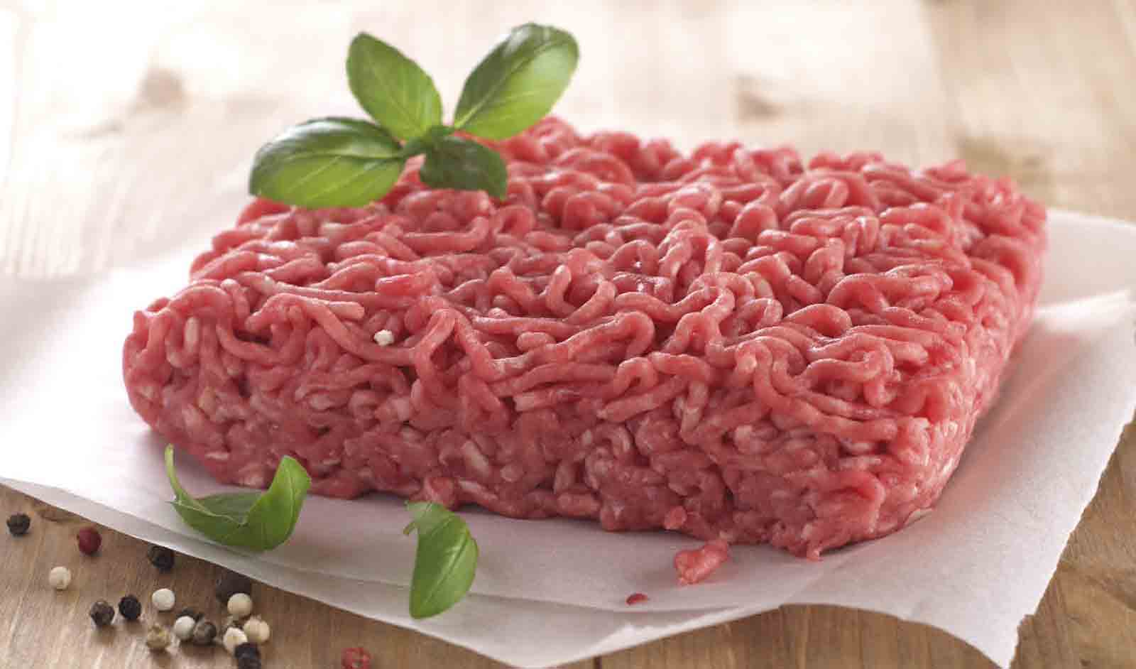 Фарш домашний. Что дает свиной фарш колбасе. Вареный говяжий фарш. Что можно сделать из свино говяжьего фарша. Фарш говяжий для пельменей рецепт классический.