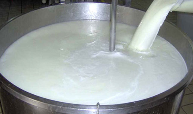 بیش از ۲ میلیون تن شیر در گاوداری‌های صنعتی تولید شد