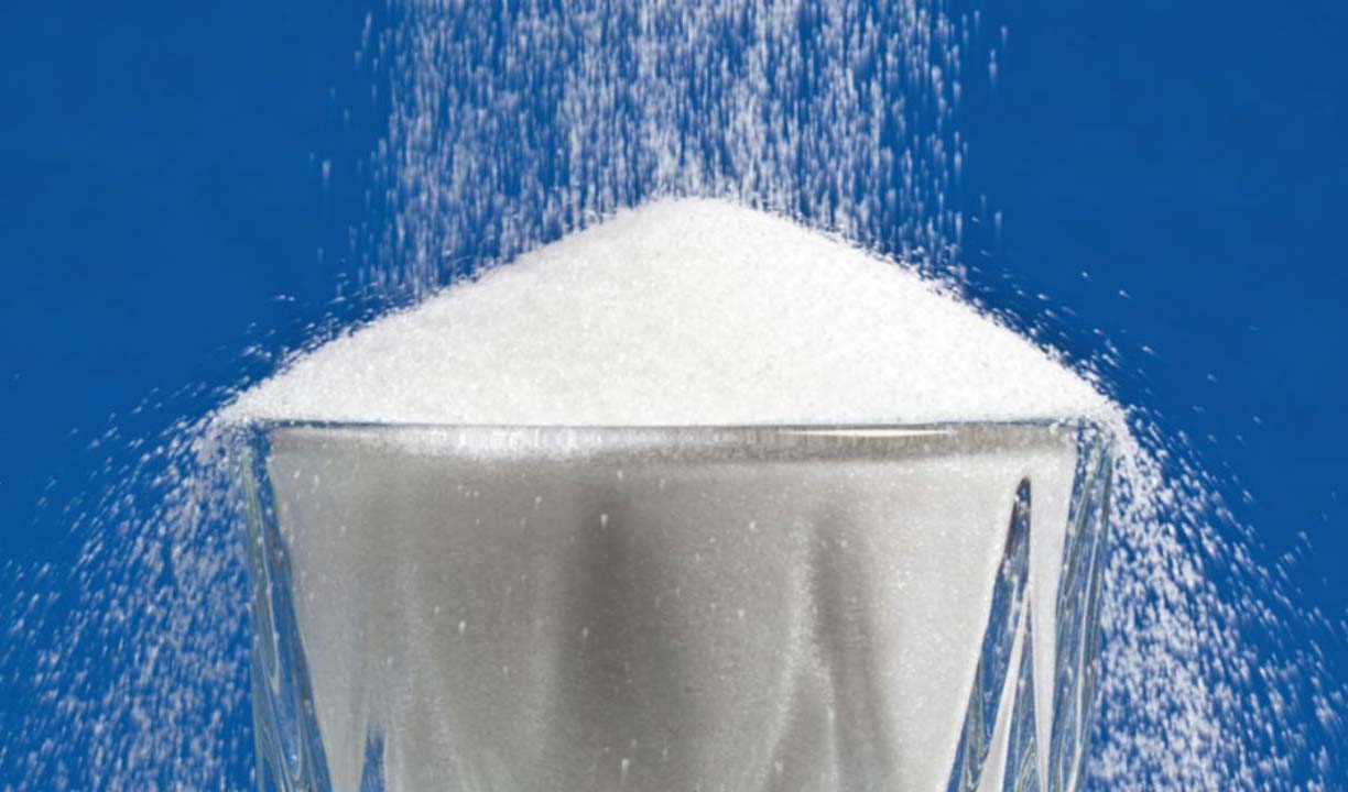 اگر دولت نرخ مصوب شکر را اعلام نمی‌کند، اختیار را به کارخانه‌ها بدهد/ کاهش قیمت جهانی شکر خام در پی کاهش قیمت نفت