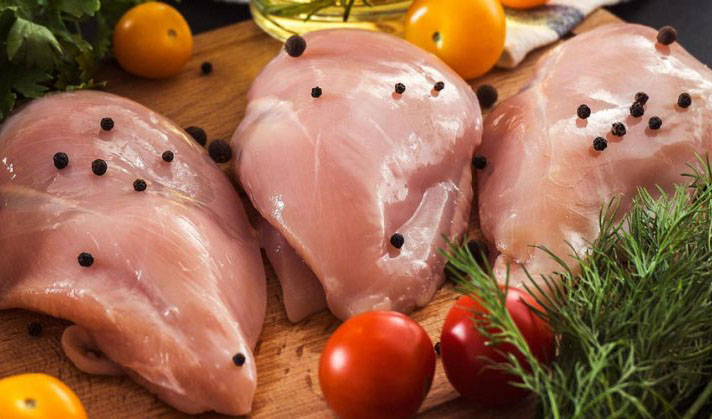 عرضه مرغ با قیمت بالای 60 هزار تومان تخلف است/ ایران هاب صادرات خوراک دام منطقه‌ می‌شود