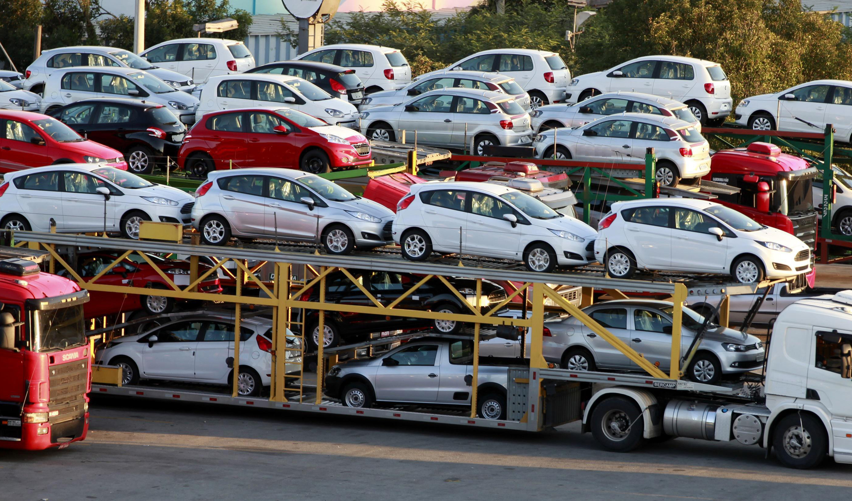 دبیر انجمن واردکنندگان: قیمت‌ها در بازار خودرو کاهشی می‌شود