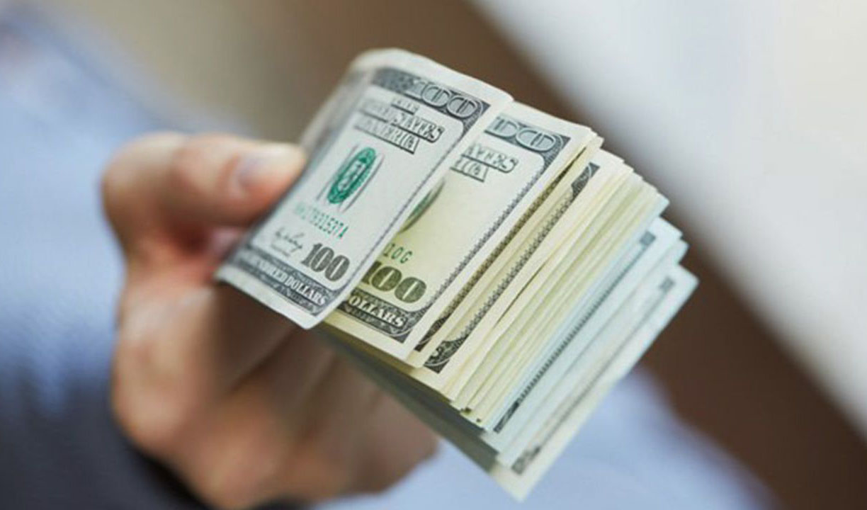 تلاش دلالان برای جلوگیری از ریزش نرخ دلار/ کارشناسان: مردم وارد بازار ارز نشوند